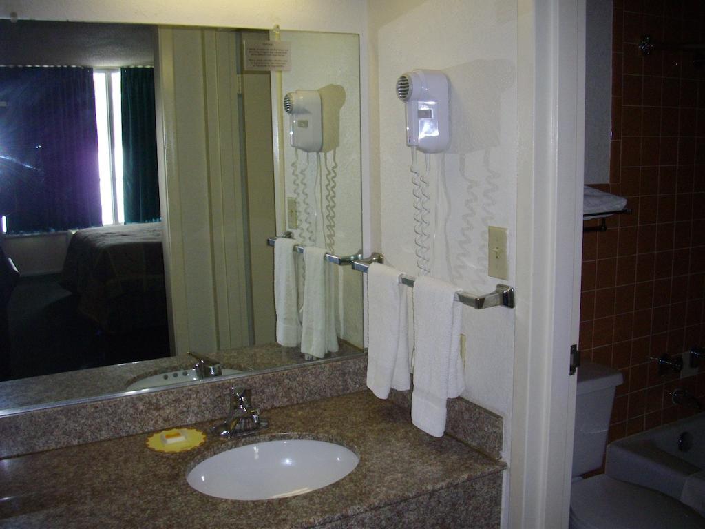 Macomb Inn Стая снимка