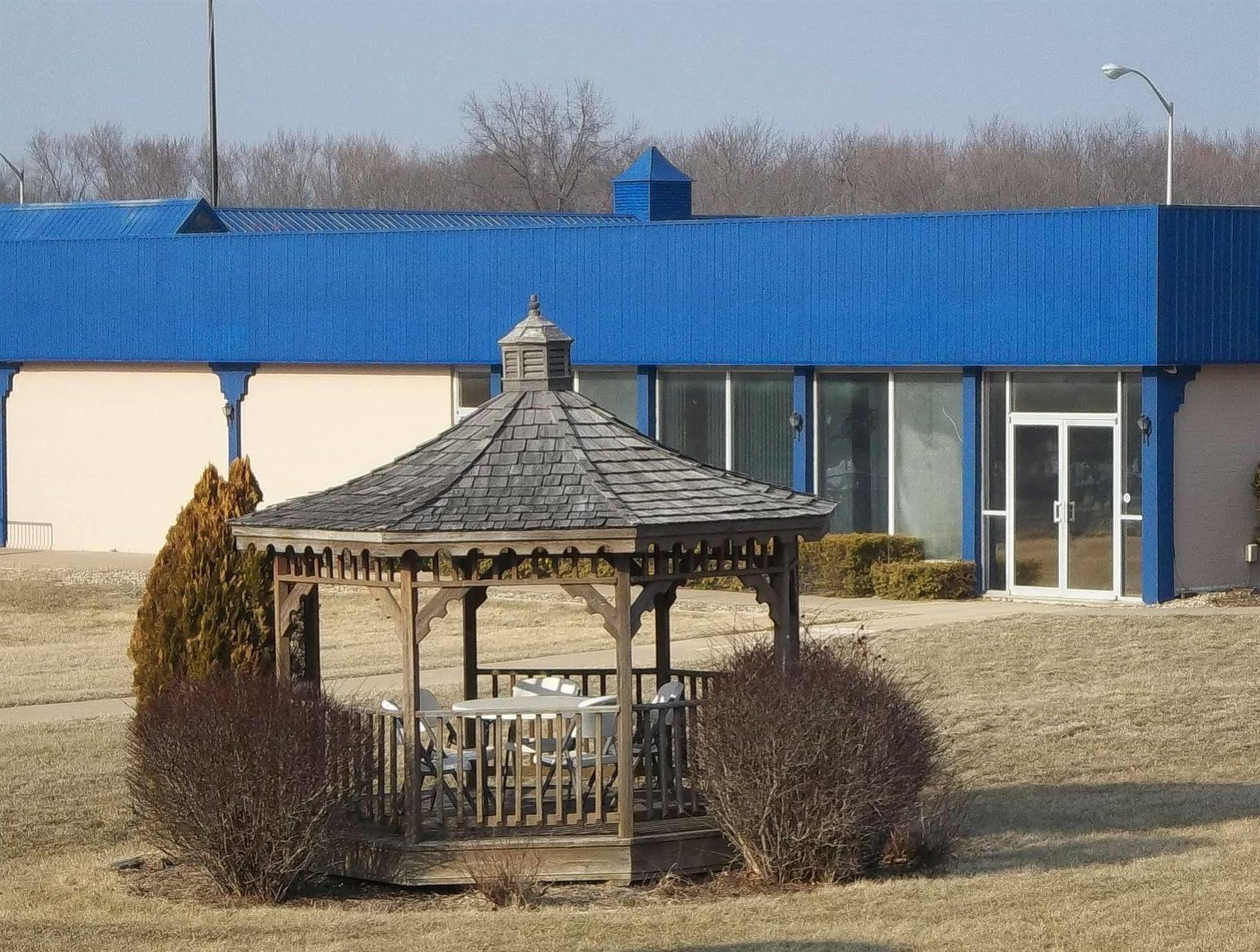 Macomb Inn Екстериор снимка