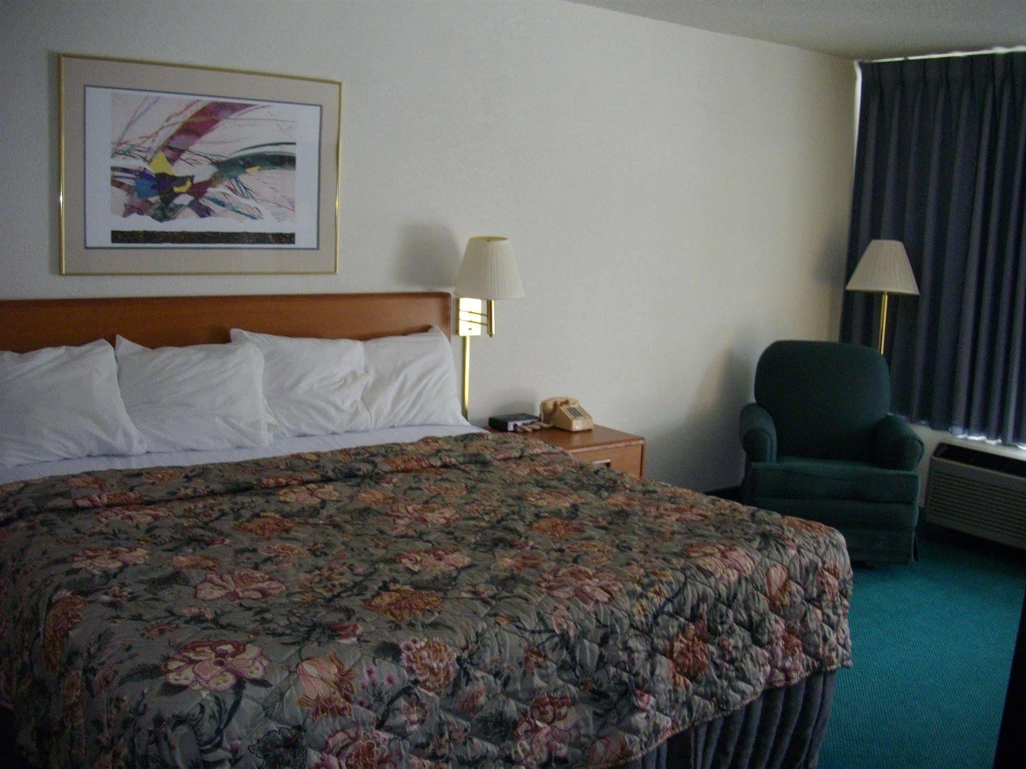 Macomb Inn Екстериор снимка
