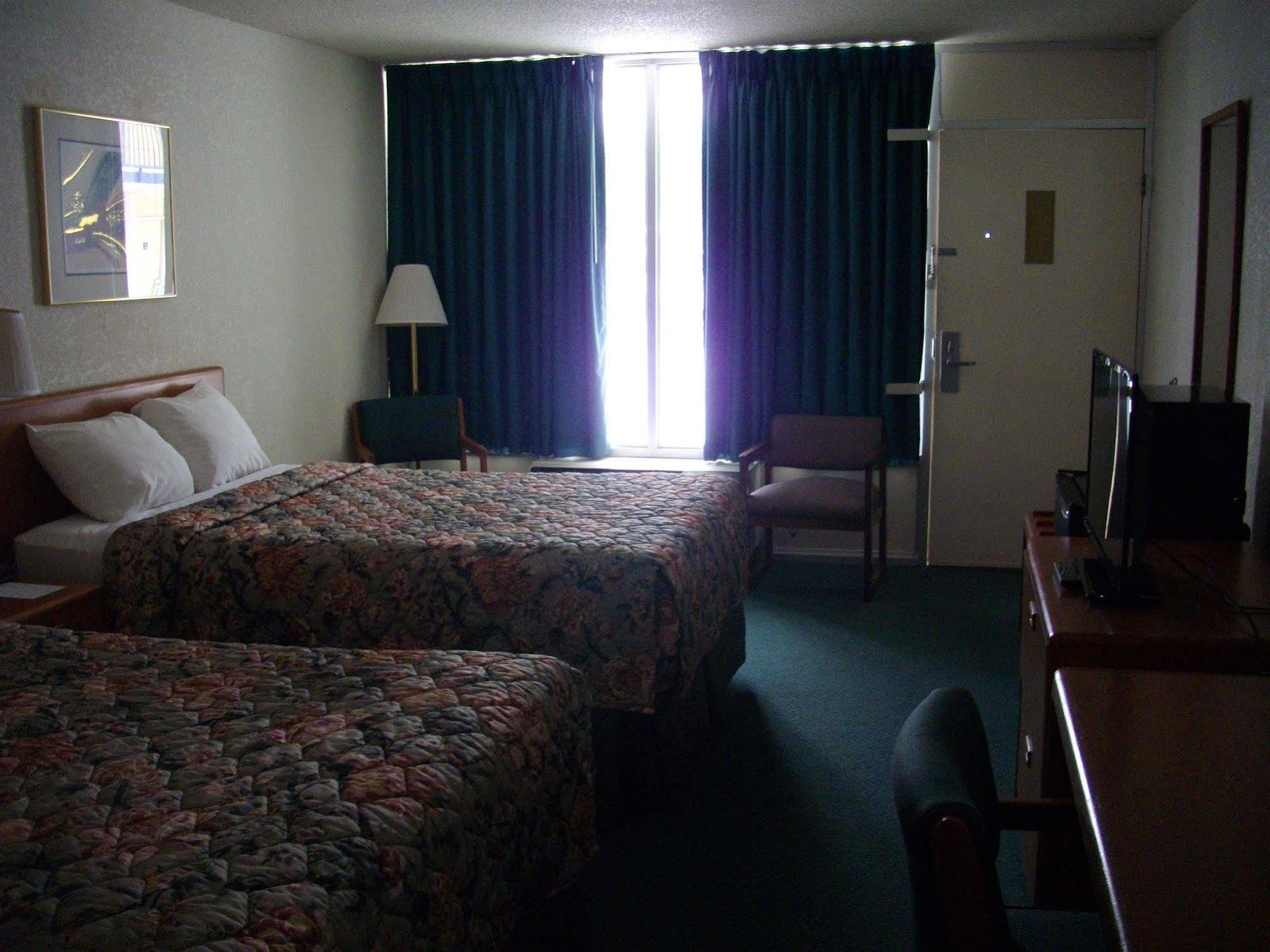 Macomb Inn Екстериор снимка