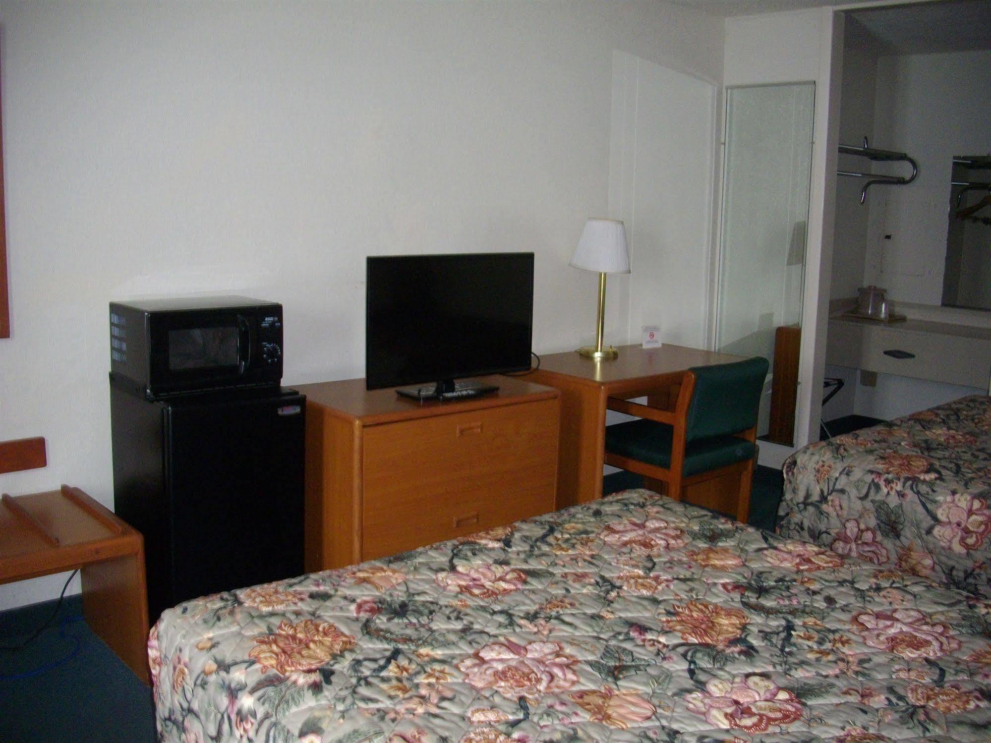 Macomb Inn Екстериор снимка