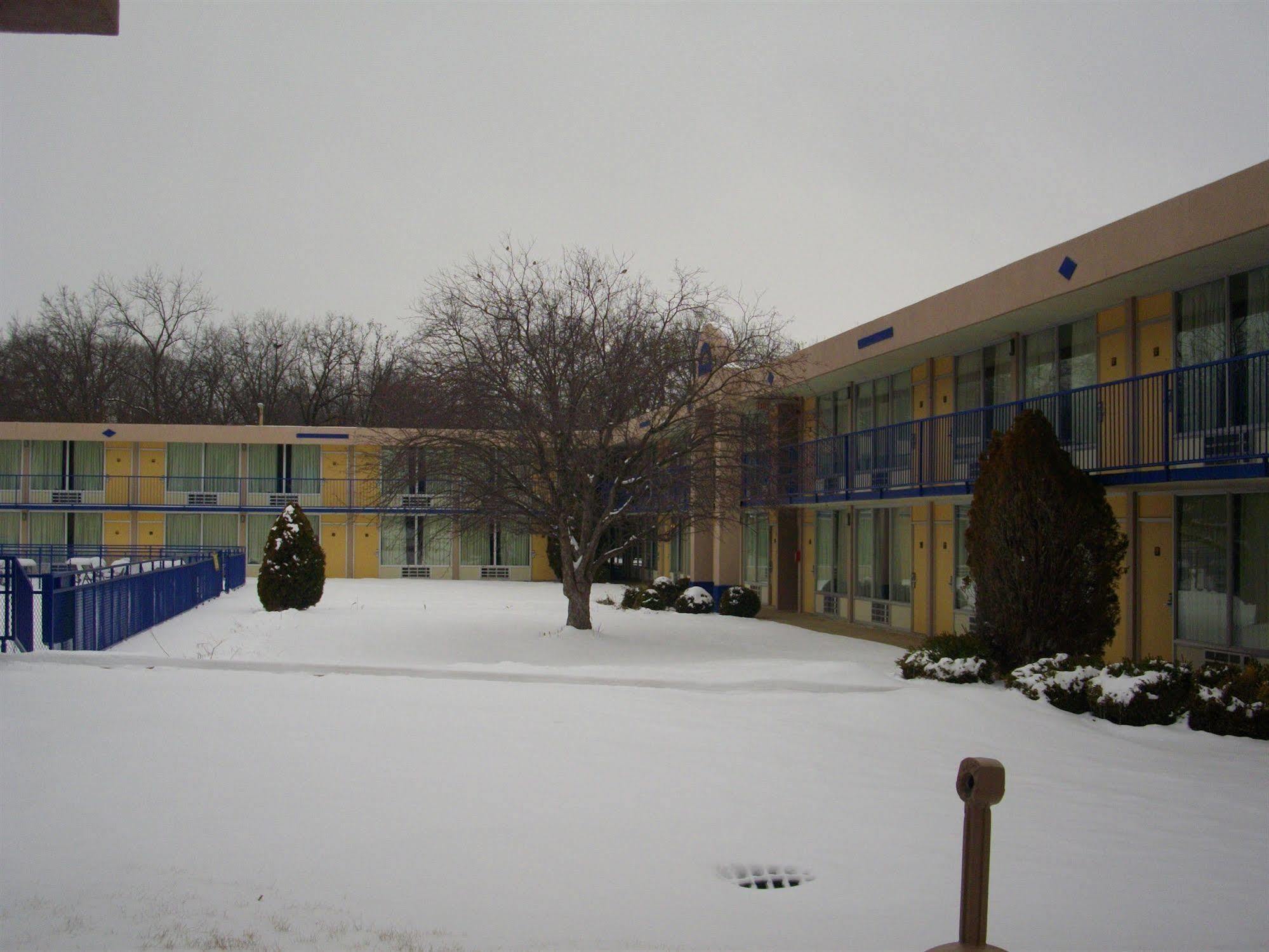 Macomb Inn Екстериор снимка